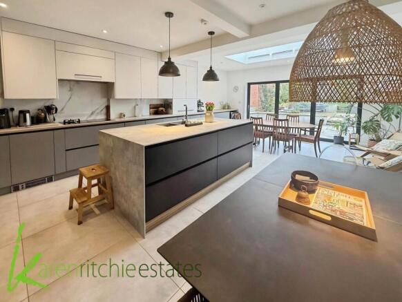 4 bed property, in Ash Lawns, £390,950