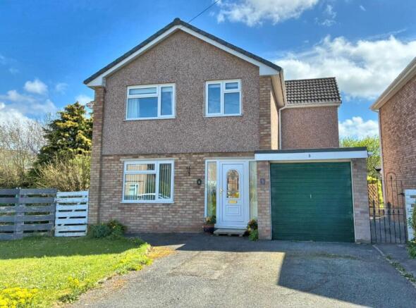 4 bed property, in Llwyn Menlli, £350,000