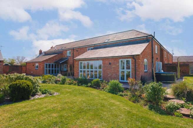 5 bed property, in Hayloft, £975,000
