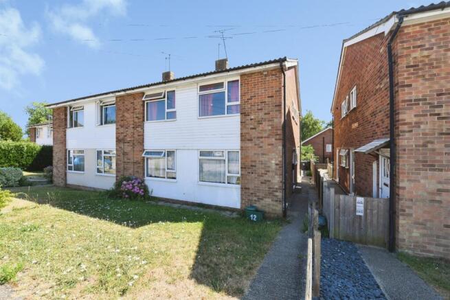 2 bed property, in Kelvedon Close, £262,500