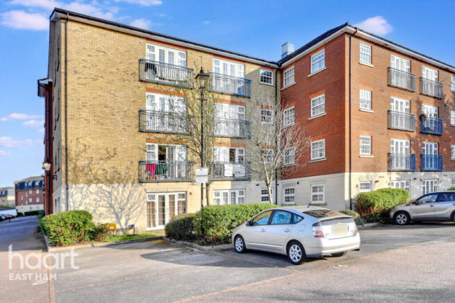 2 bed property, in Queensberry Place, £285,000