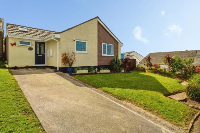 2 bed property, in Henvor Close, £270,000