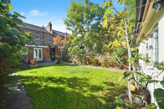 4 bed property, in Spencer Avenue, £900,000