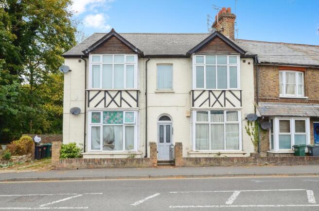 1 bed property, in Park Road, £190,000