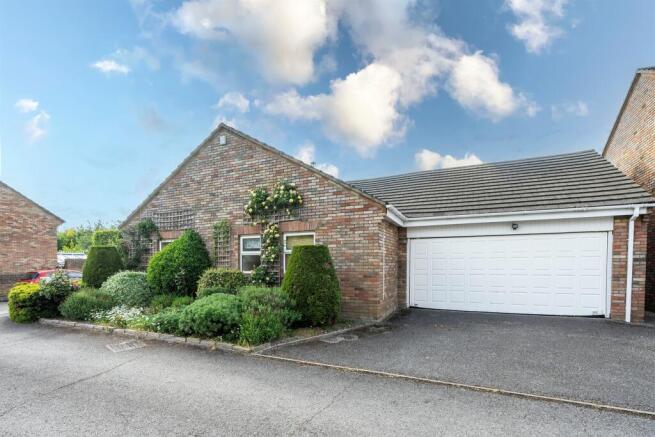 2 bed property, in Lakeside, £650,000
