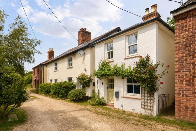 3 bed property, in Roydon Fen, £325,000