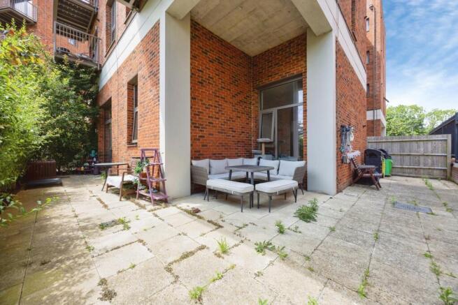 2 bed property, in Walnut Tree Close, £475,000