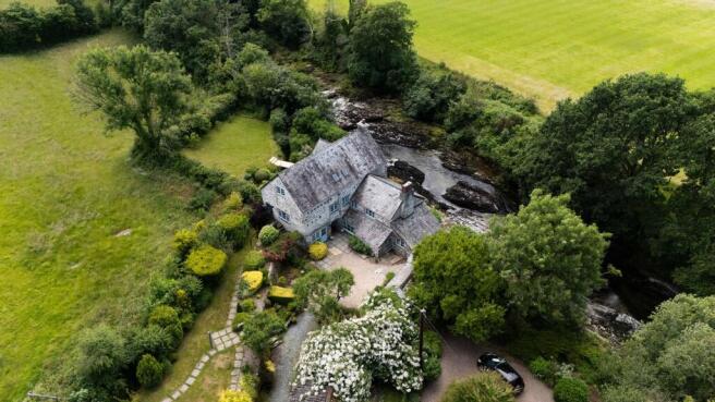 5 bed property, in Brook Lane, £900,000