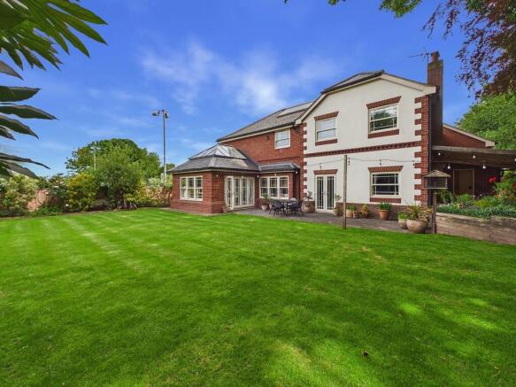 5 bed property, in Moorgate Avenue, £800,000