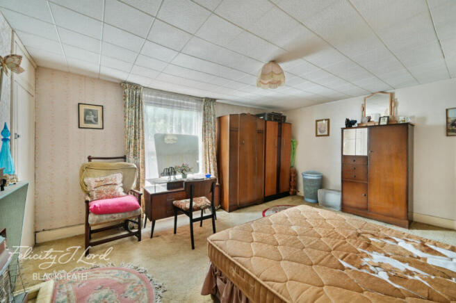 2 bed property, in Hillreach, £325,000