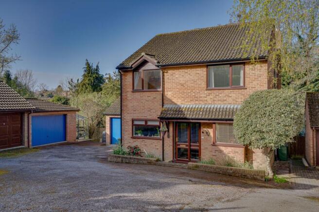 4 bed property, in Oakmount Avenue, £575,000