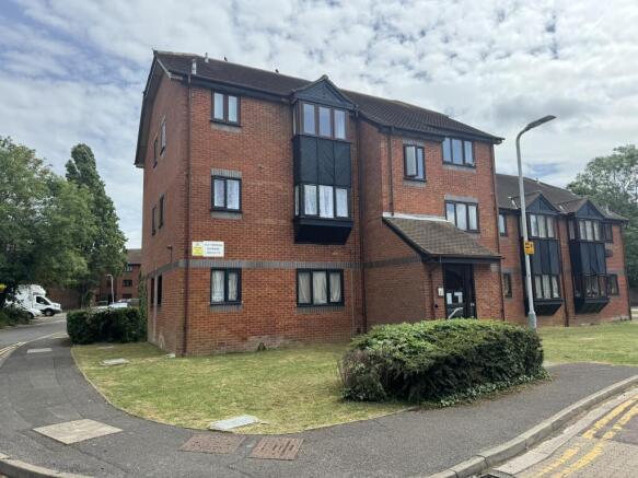1 bed property, in HAYES UB3, £90,000