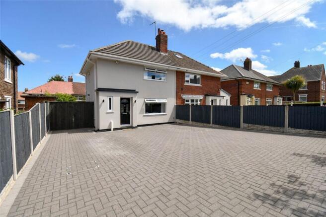 2 bed property, in Cotswold Road, £210,000