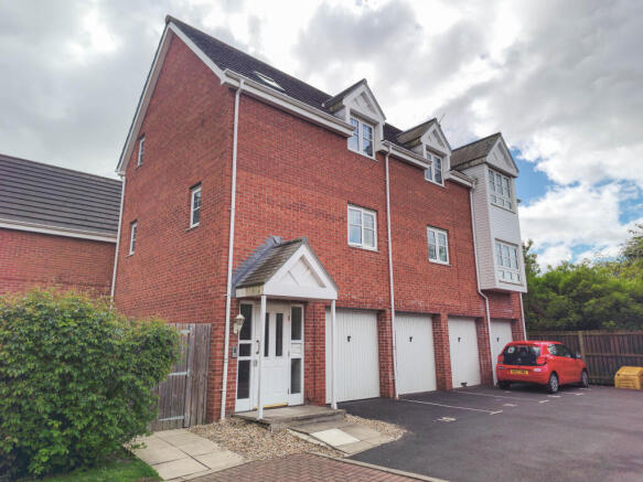 2 bed property, in Lyon's Court, £107,000