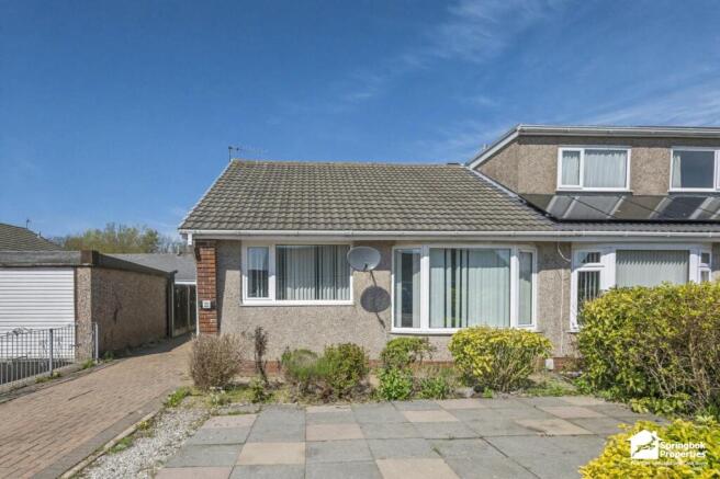 2 bed property, in Dorchester Gardens, £220,000
