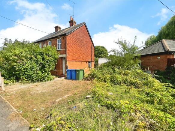 3 bed property, in Bay Road, £275,000