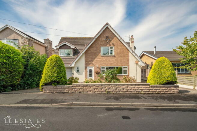 4 bed property, in Highlands Close, £400,000