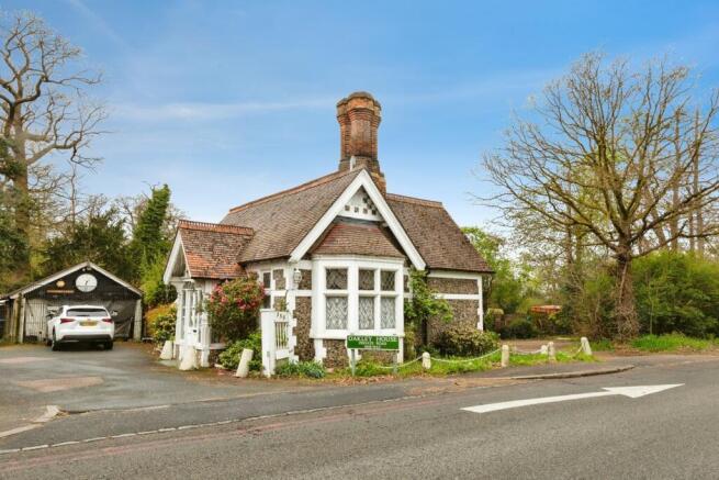 2 bed property, in Bromley Common, £520,000