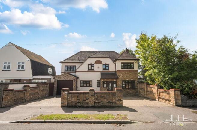 5 bed property, in Ayloffs Walk, £1,200,000