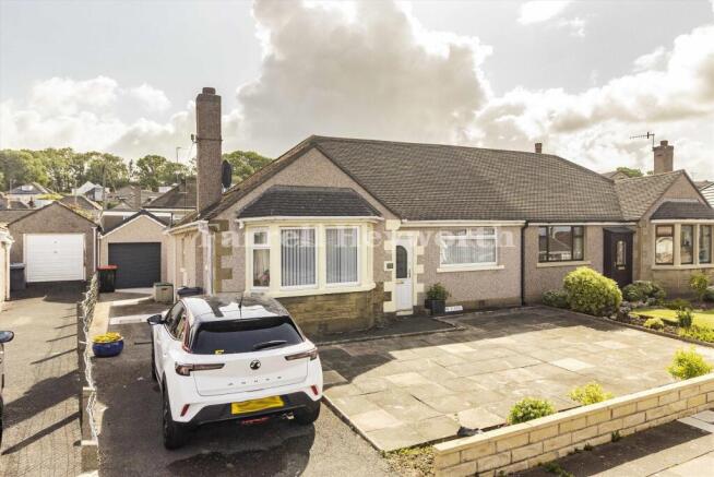 2 bed property, in Low Lane, £287,500