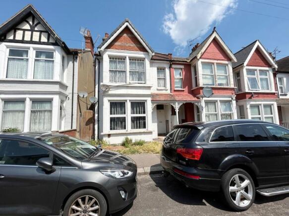 2 bed property, in Quebec Avenue, £85,000