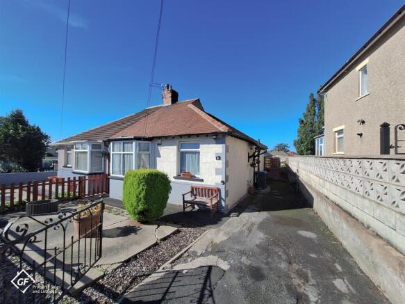 2 bed property, in Woodhill Avenue, £170,000
