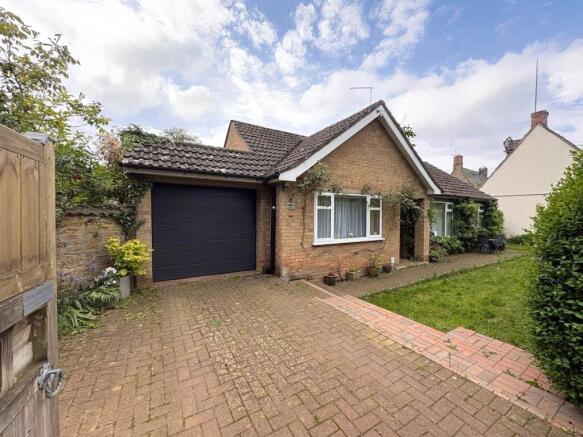 2 bed property, in Alde Nene, £350,000