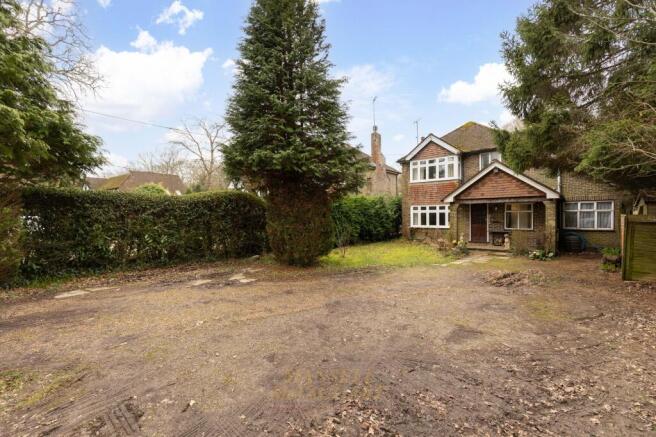 5 bed property, in Effingham Road, £650,000