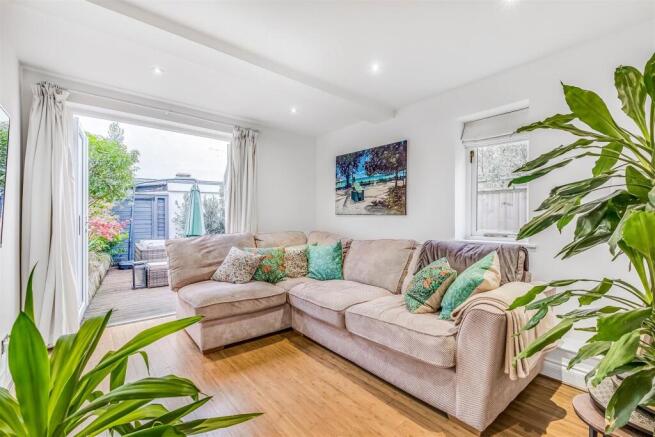 4 bed property, in Putney Bridge Road, £995,000