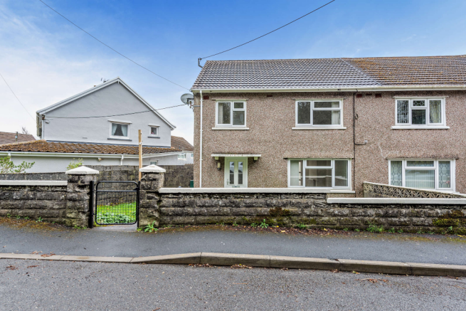 3 bed property, in Arfryn, £140,000