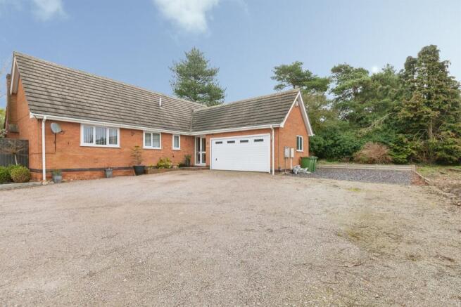4 bed property, in Drummond Road, £475,000