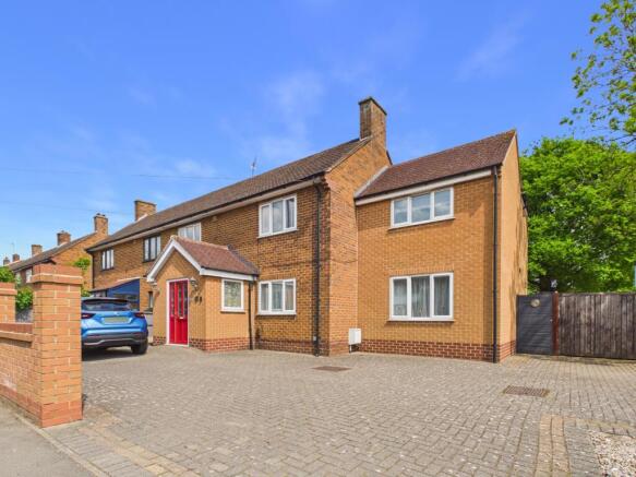 5 bed property, in Wood Road, £315,000