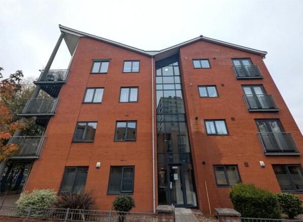 2 bed property, in Stretford Road, £170,000