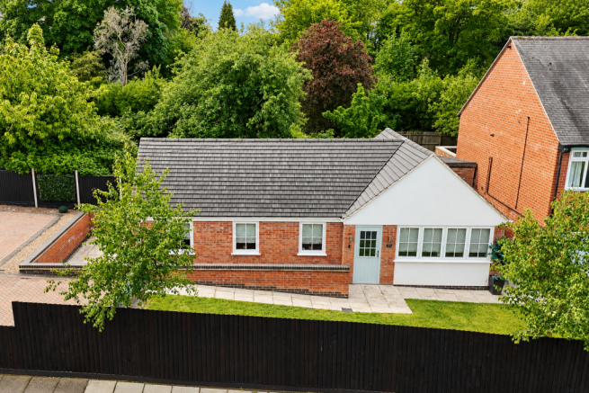 2 bed property, in Cooden Avenue, £250,000