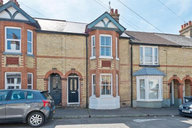 2 bed property, in Guildford Road, £325,000