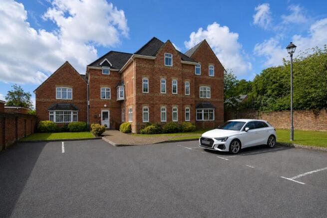 2 bed property, in Paxton Road, £180,000