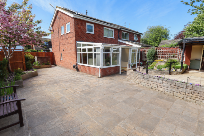 3 bed property, in Church Walk, £220,000