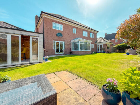 5 bed property, in Brantingham Drive, £550,000