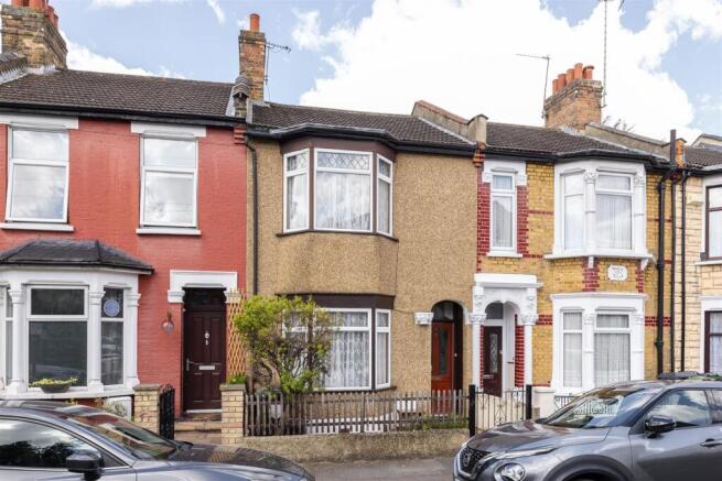 2 bed property, in St. Johns Road, £550,000