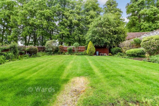 4 bed property, in Lodge Close, £650,000