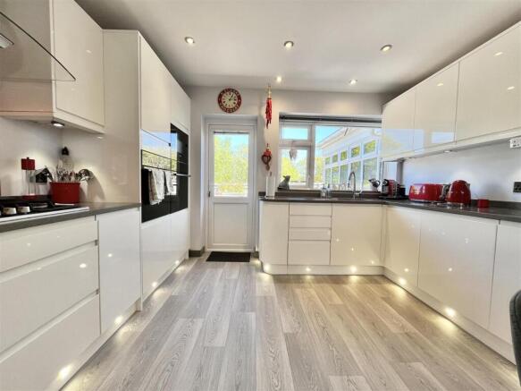 4 bed property, in Rockmead Road, £599,950