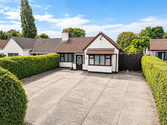3 bed property, in Mill Hill Road, £450,000