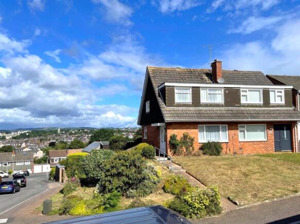 3 bed property, in Spinney Close, £265,000