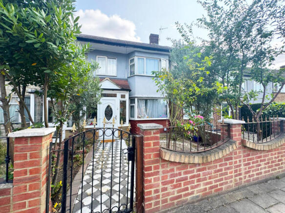 3 bed property, in Ley Street, £490,000