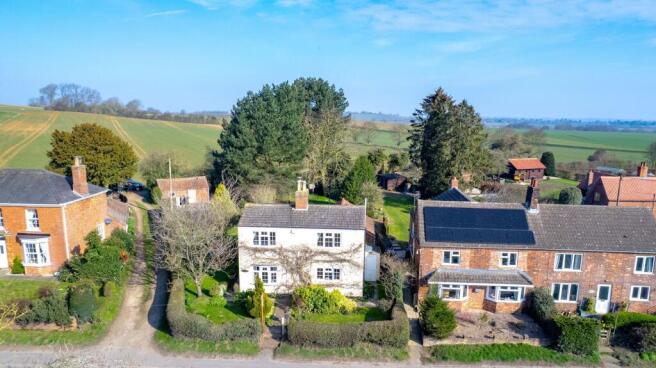 4 bed property, in Main Road, £300,000