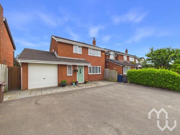 3 bed property, in Priory Close, £350,000