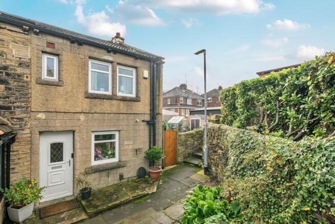 2 bed property, in Milner Fold, £250,000