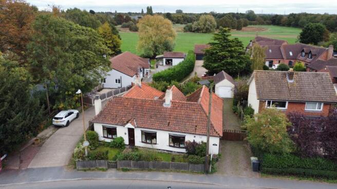 4 bed property, in Main Street, £216,000