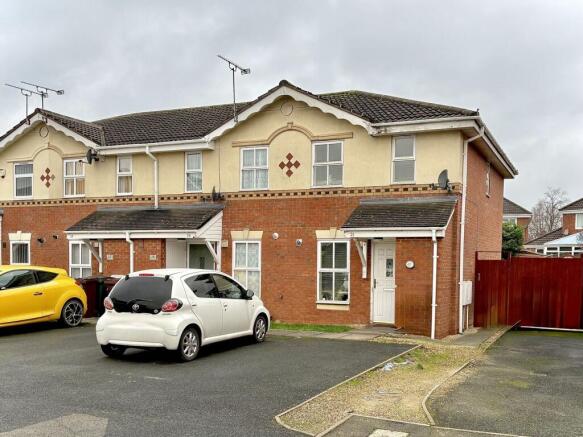 2 bed property, in Harlyn Close, £180,000
