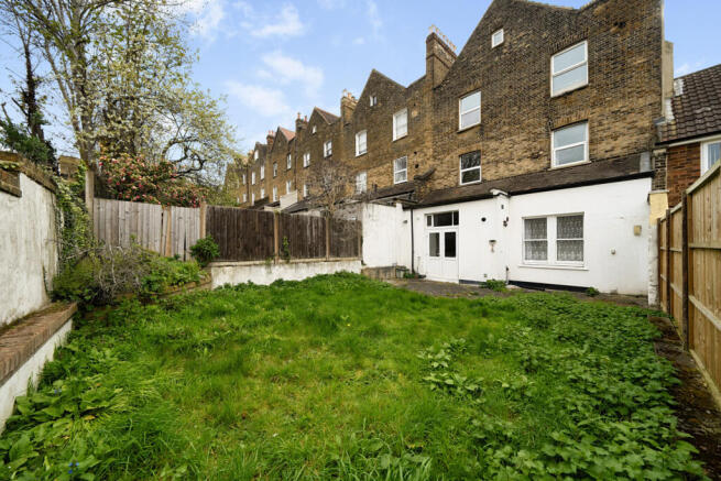 2 bed property, in Essex Grove, £450,000